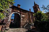 Castiglione Olona -  Chiesa della Collegiata. Porta di accesso al sagrato ricavata nelle mura dell'antico castello medioevale. 